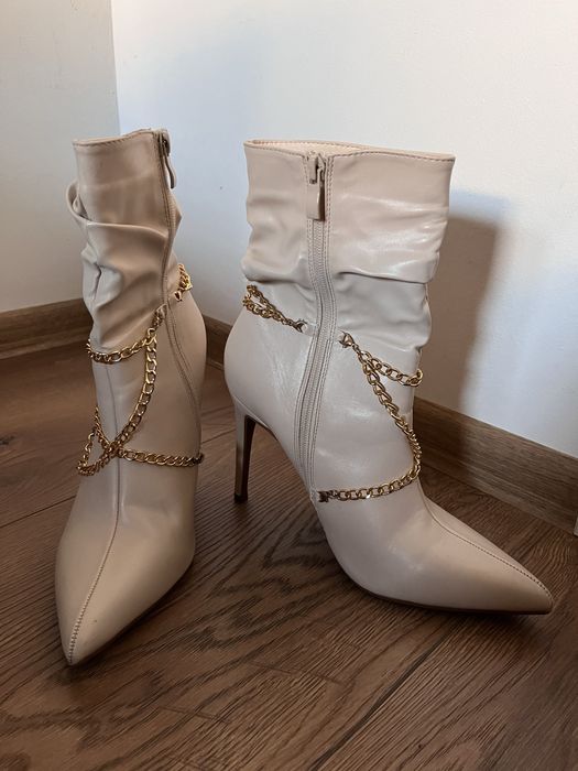 Kremowe botki na szpilce