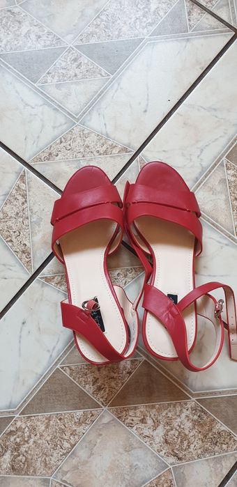 Samdały damskie na obcasie