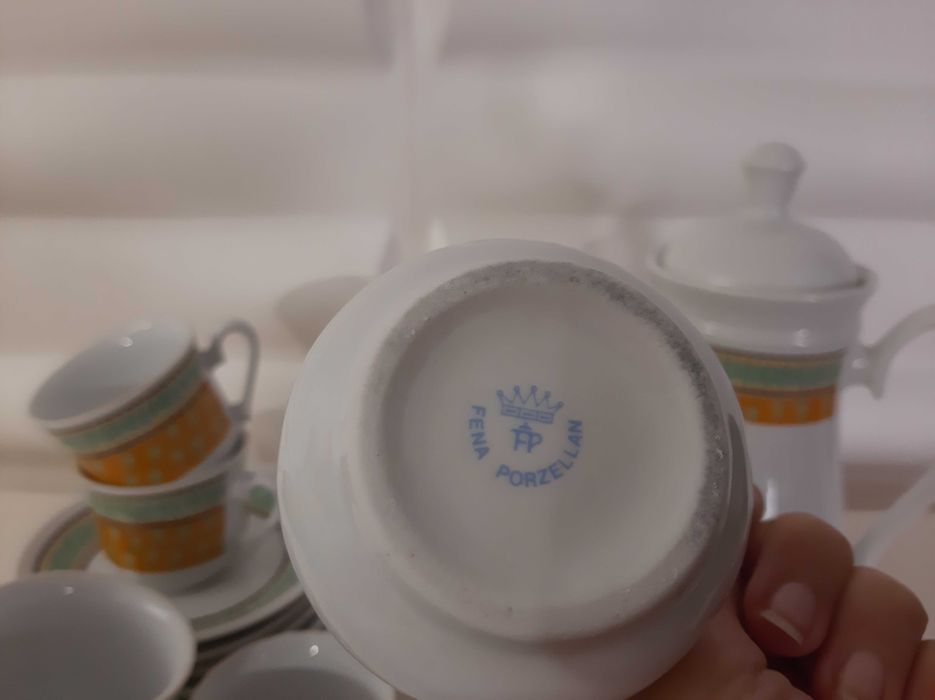 Serviço de café moderno com bule, açucareiro, leiteira e 6 chávenas