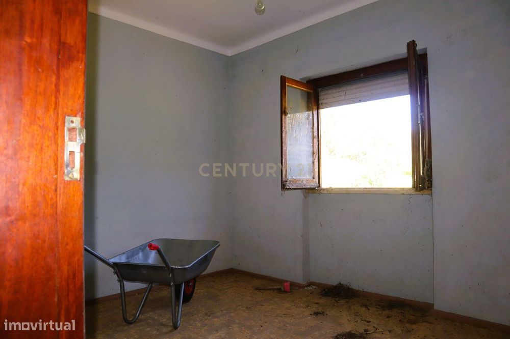 Moradia para renovar em Santo Estevão das Galés inserida num terreno d