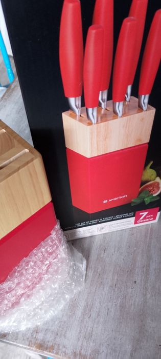 Nowy komplet noży kuchennych w bloku. Ambition