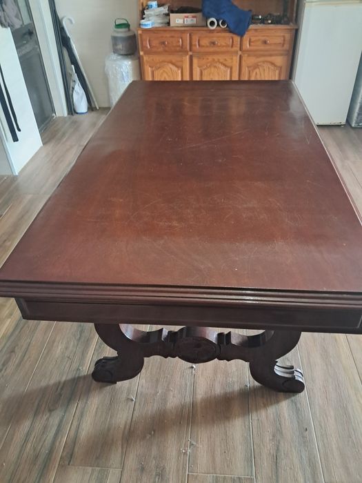 Mesa em madeira maciça com  seis cadeiras