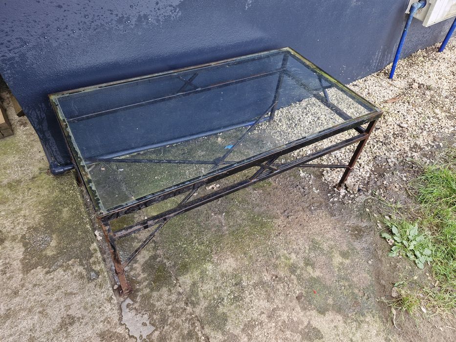 Mesa de centro antiga e pesada, com vidro