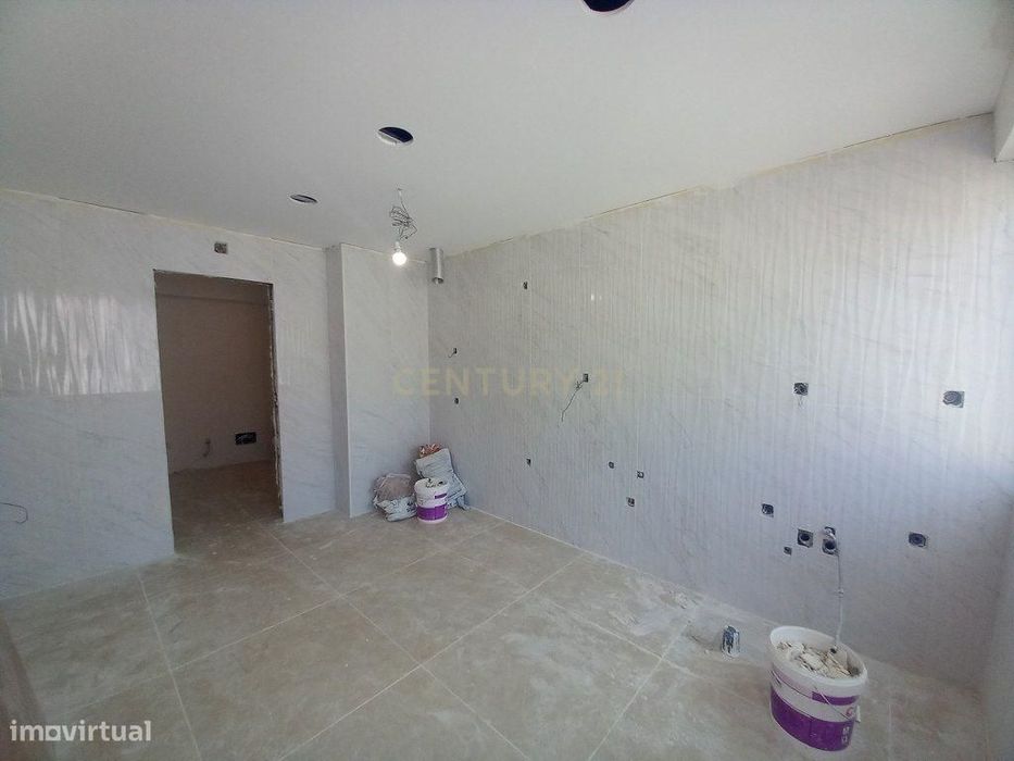 T2 Totalmente Remodelado no Carregado – Cozinha Equipada e Excelente A