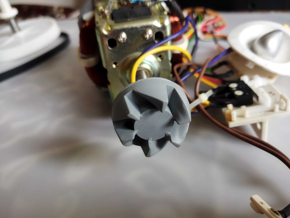 Кухонный комбайн CLATRONIC KM2717 700W (запчасти).