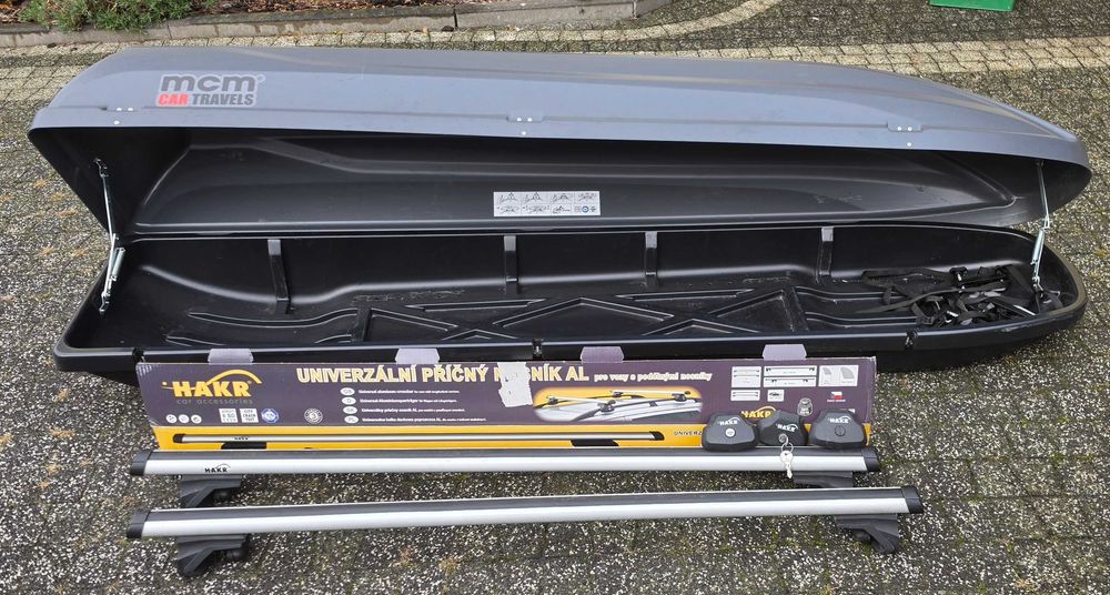 Box dachowy MCM Car Travels + Belki bazowe HAKR (Uniwersalne aluminiowe)