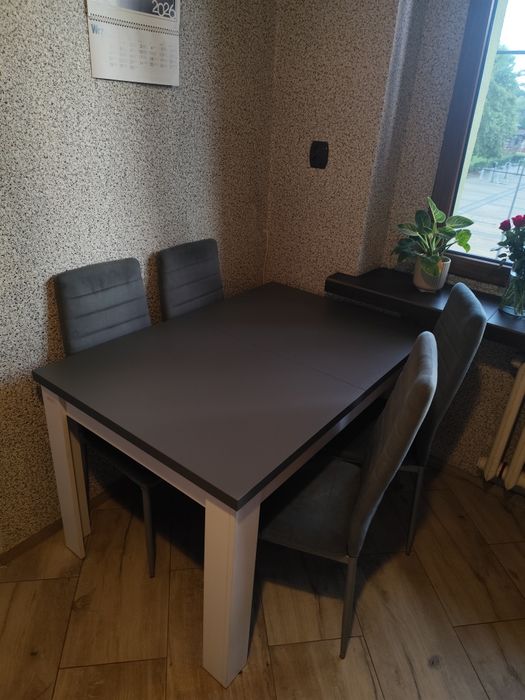Stół rozkładany z krzesłami