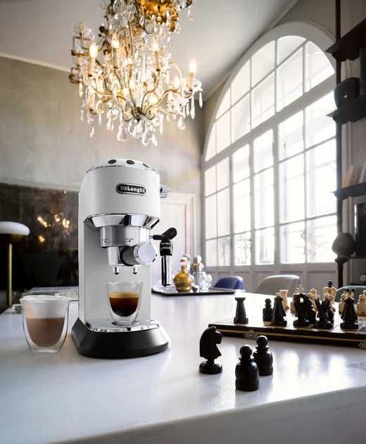 Кавоварка DeLonghi Dedica EC685.W Біла