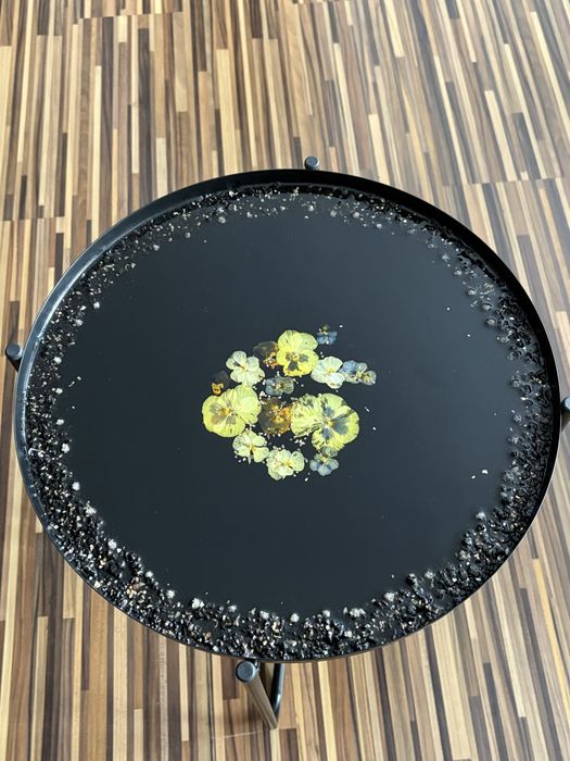 Stolik - blat wylany zywica epoksydowa z suszonymi bratkami