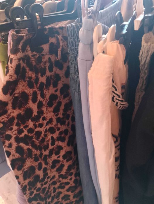 Wyprzedaż szafy – modne ubrania damskie.