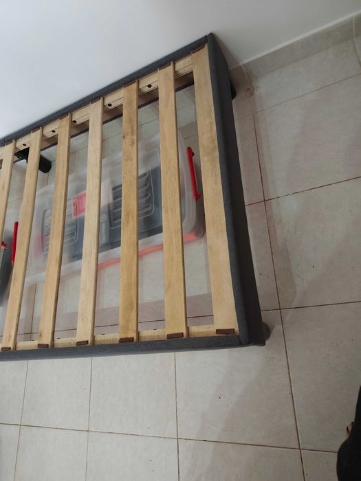 Cama de solteiro.