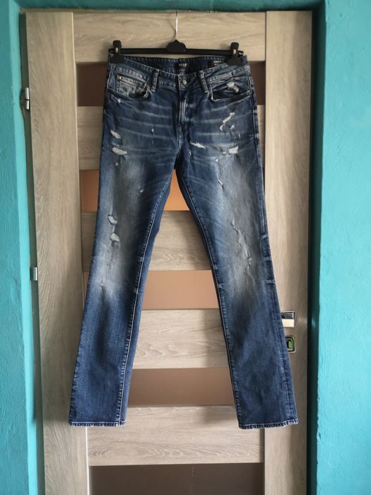 Jeansy z przetarciami GUESS
