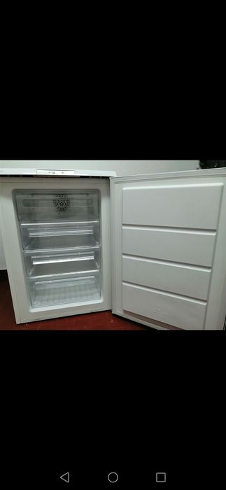 Arca congeladora Electrolux com pequena avaria