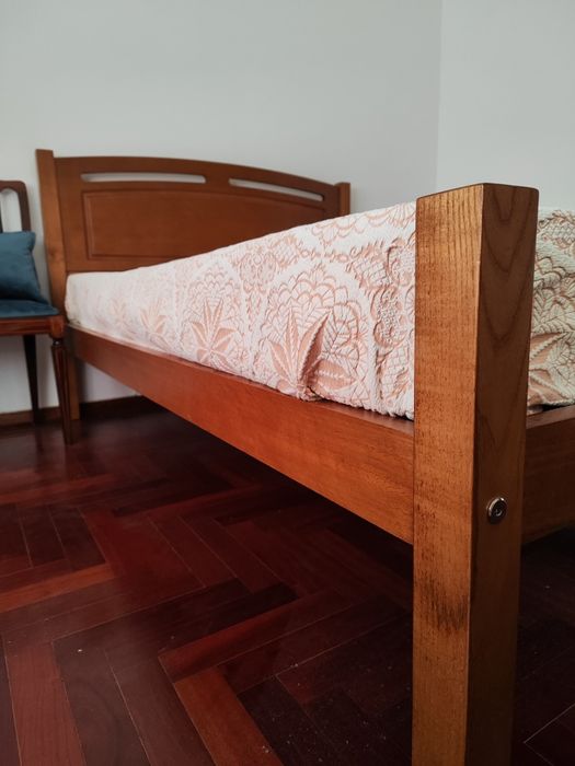 Cama de casal em pinho. Com estrado. Com ou sem colchão.