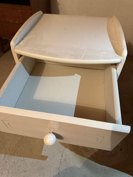 Mesa cabeceira branca com gavetas