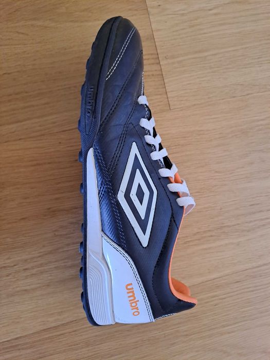 Ténis piso sintético UMBRO 43/27,5cm