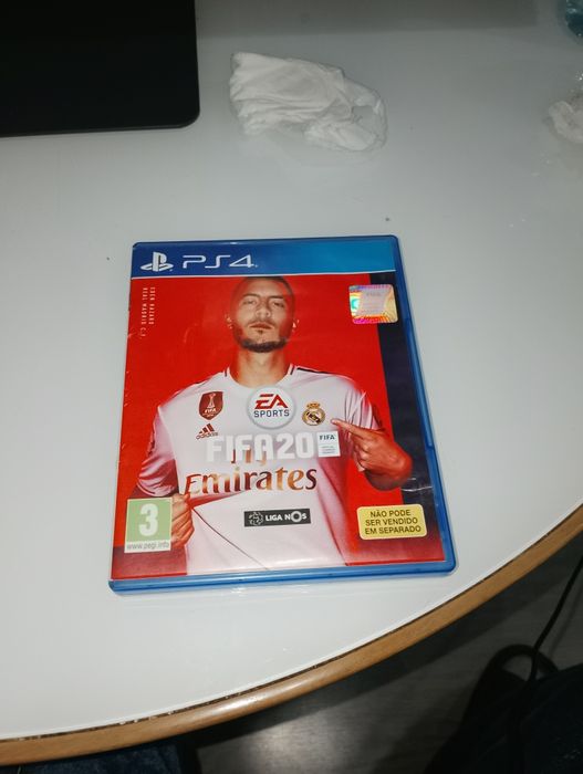 PS4 slim 1TB + 2 comandos + FIFA 20
