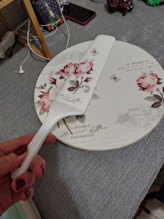 Тортовница фарфоровая красивенная, подставка под торт