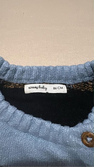 Niebieski sweter z pingwinkami 86 cm