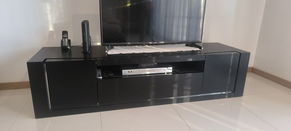 Vários móveis sala, todos em madeira de carvalho à cor wengue
