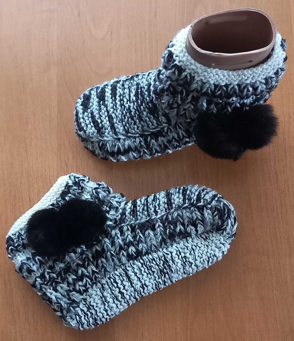 В"язані тапочки з помпонами