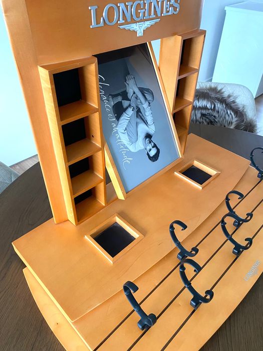 Ekspozytor Longines.
