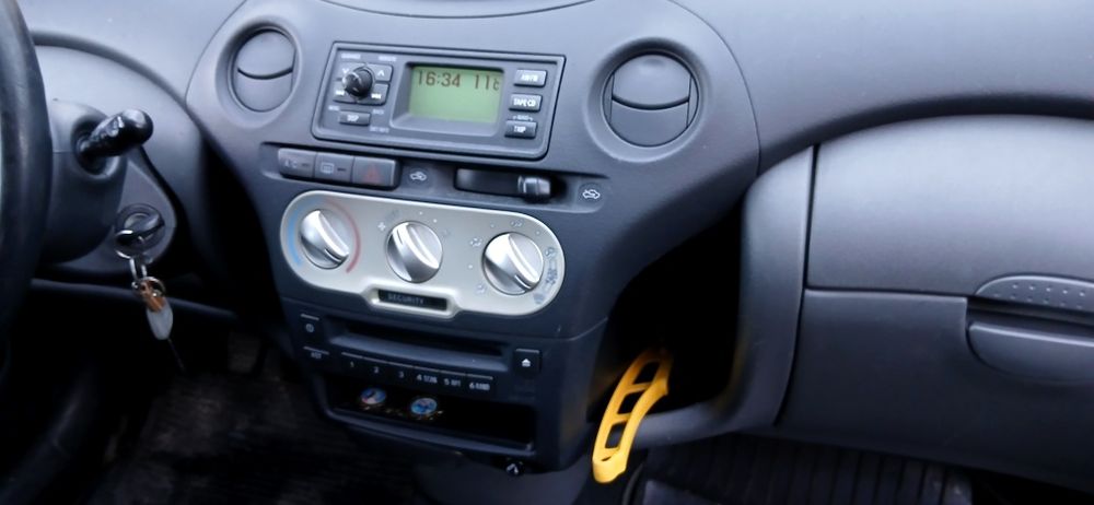 Toyota Yaris 1.3 Lift Rok 2004 Wspomaganie Klima CD Zimówki