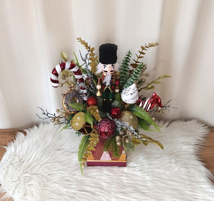 Dekoracja świąteczna. Dziadek do orzechów. Stroik świąteczny na stół.