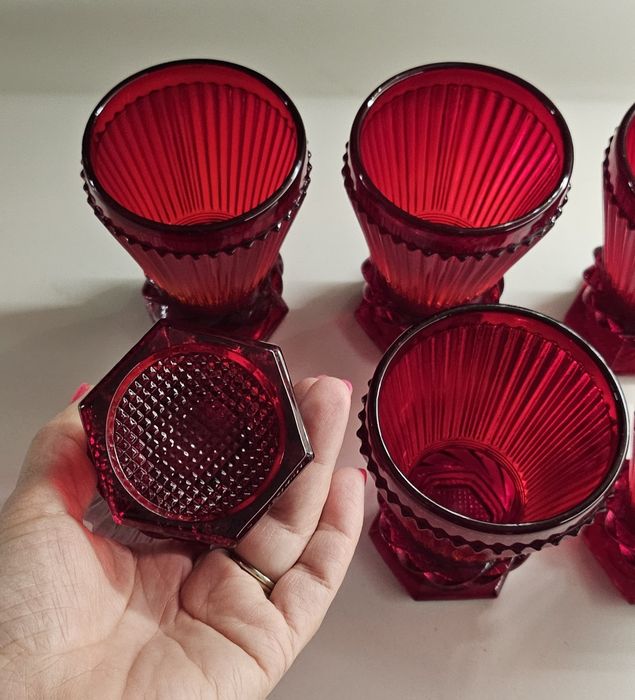 Copos vintage em vidro vermelho