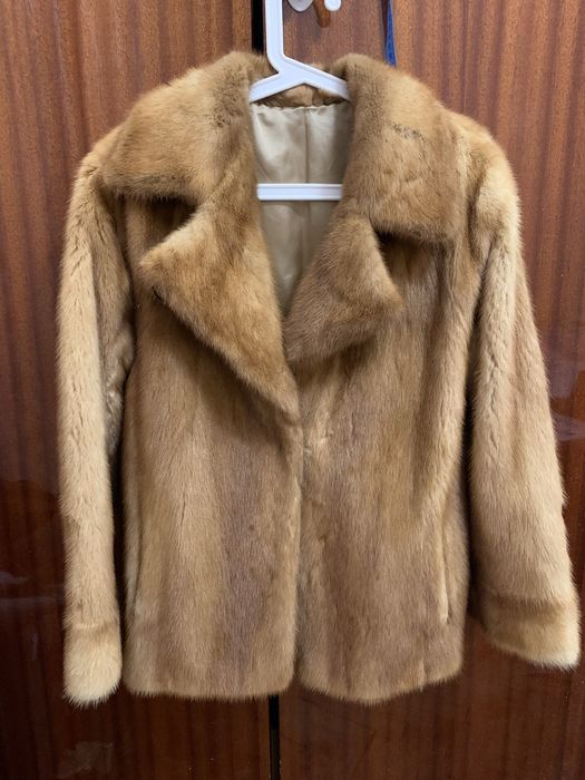 Продам норкову шубку р-р 48