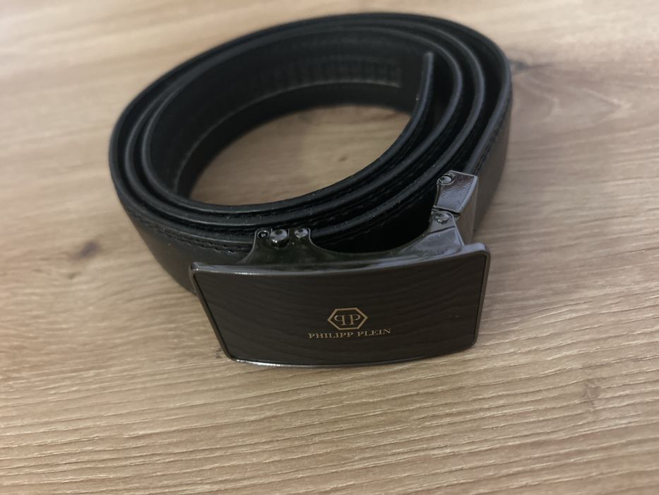 Czarny męski pasek z czarną sprzączką i złotym logo – rozmiar 120