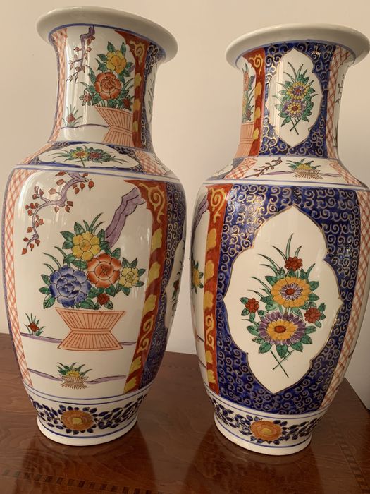 Belo Par de Grandes Jarrões em Porcelana Chinesa Policromados ,Marcad