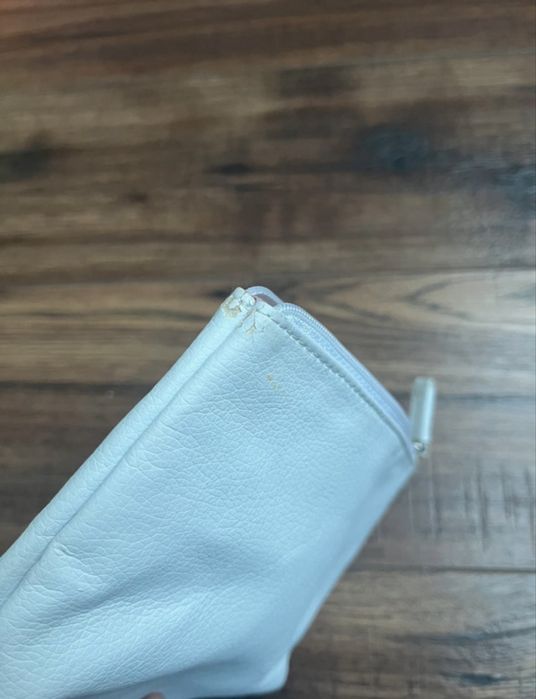 Biała kosmetyczka Clarins