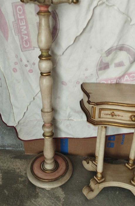 Conjunto de Bengaleiro de pé alto e mesa de apoio em madeira com detalhes dourados