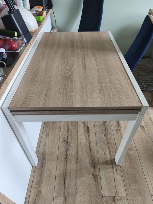 Stół plus 4 krzesła plus sofa