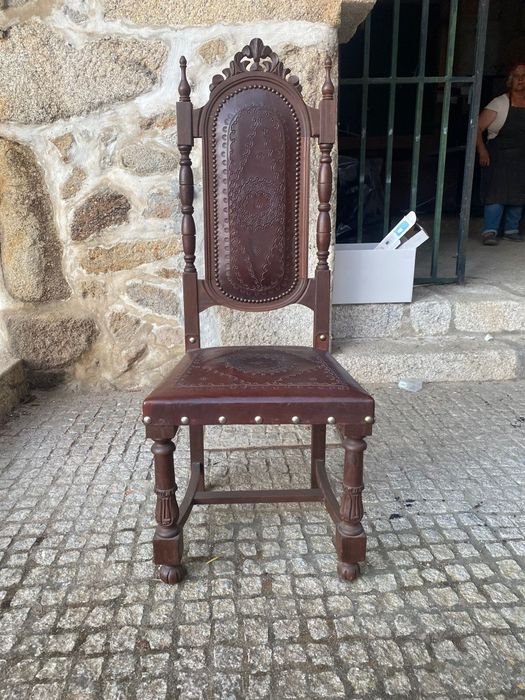 Mesa de sala + 8 Cadeiras em pele