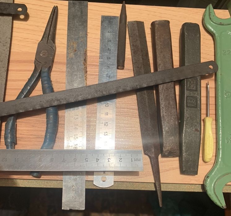 Тиски в упаковке ключ гаичный, ,отвертки , паяльник, ножовки