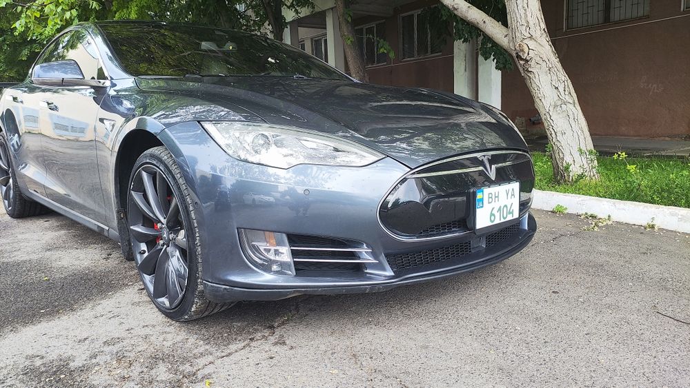 Tesla model S P90D
