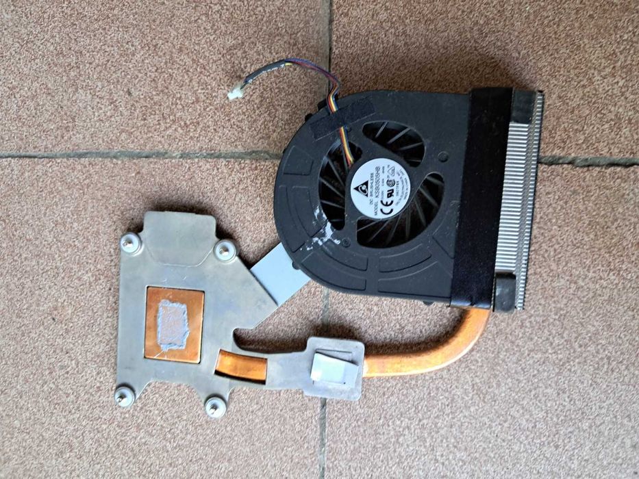Кулер вентилятор з радіаториом для ноутбука.