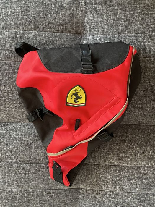 Mala de Ombro / Sling Bag Triangular Oficial Scuderia Ferrari