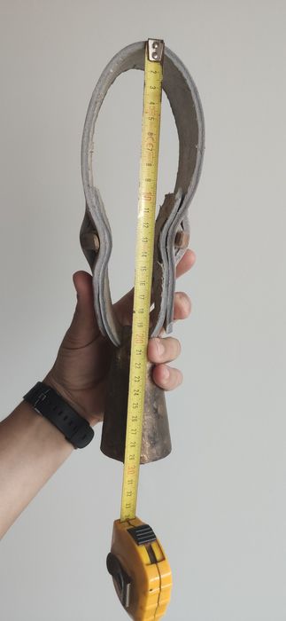 Chocalho novo feito de forma artesanal em metal pele e madeira