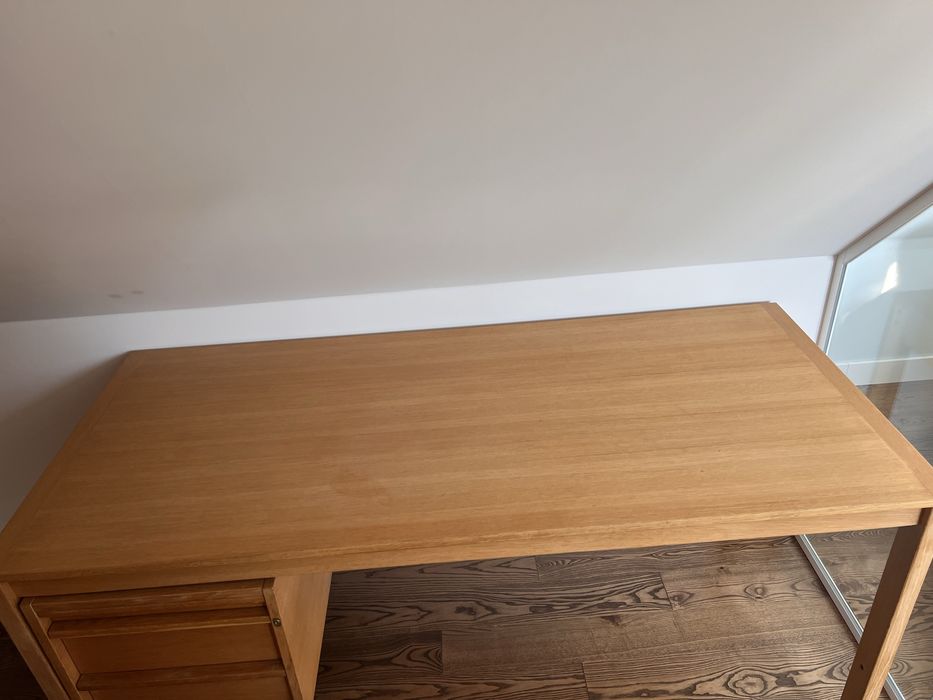 Stół drewniany z szufladami