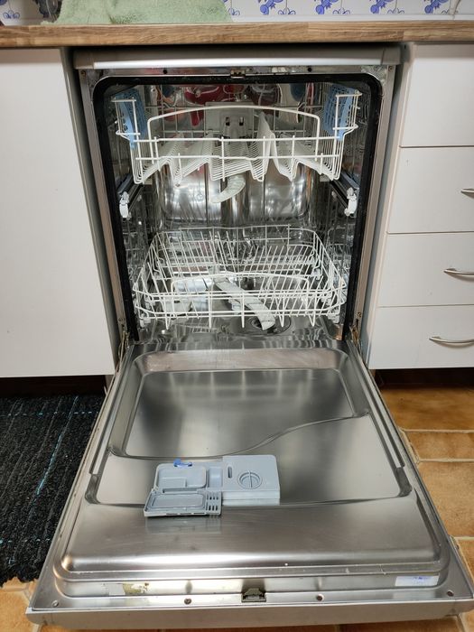 Máquina de Lavar Loiça Indesit IDL 750 S – Bom Estado