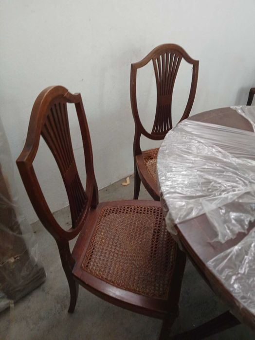 Mesa de jantar e 6 cadeiras para restauro