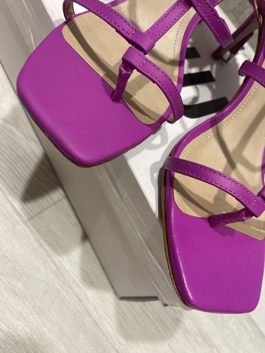 Продам босоножки SCHUTZ