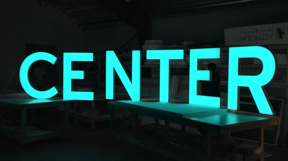 Nowoczesne, ultralekkie szyldy świetlne i litery 3D – nawet 30% lżejsze niż tradycyjne / REKLAMA/KASETON/LITERY 3D