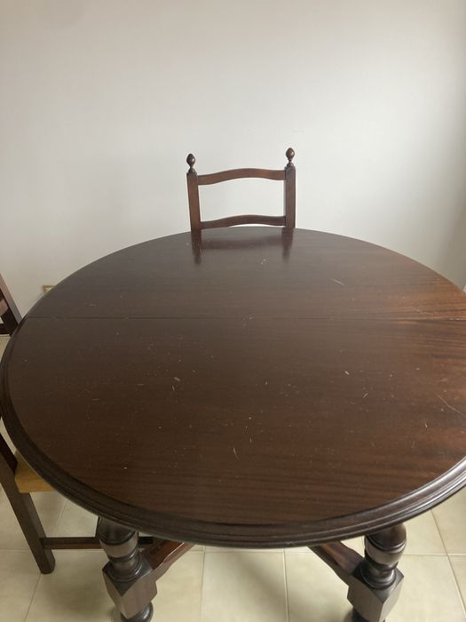 Mesa Rustica redonda em castanjo escuro tipo Mogno