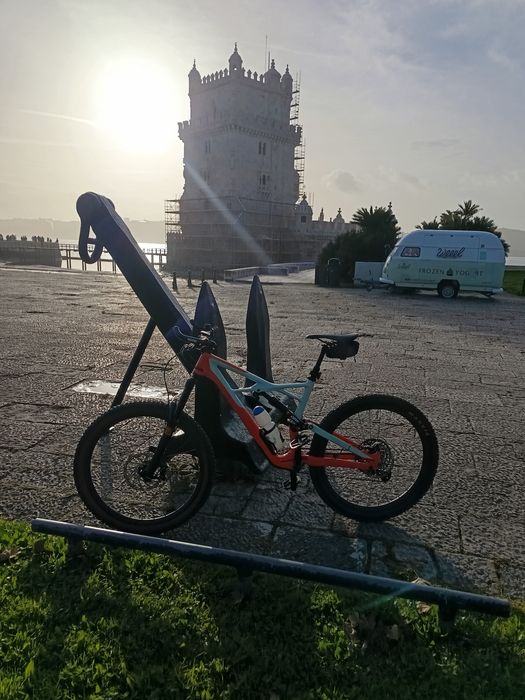 Bicicleta cor vermelha com braço aro 27.5