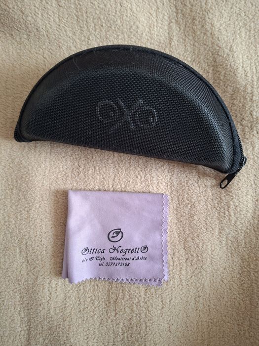 Pudełko na okulary z chusteczką uniseks