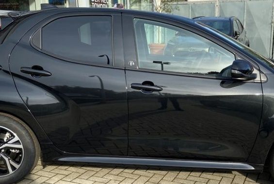 Drzwi przednie tylne prawe Yaris IV 4 kolor czarny 209
